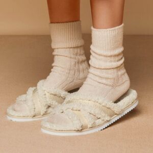 NWOT Vivaia Furry Criss-Cross Strap Slippers (Hannah) Womens Size 40/ US 9 cream
